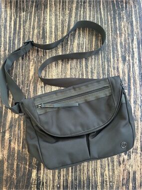 Lululemon Festival Bag in Olive with adjustable straps